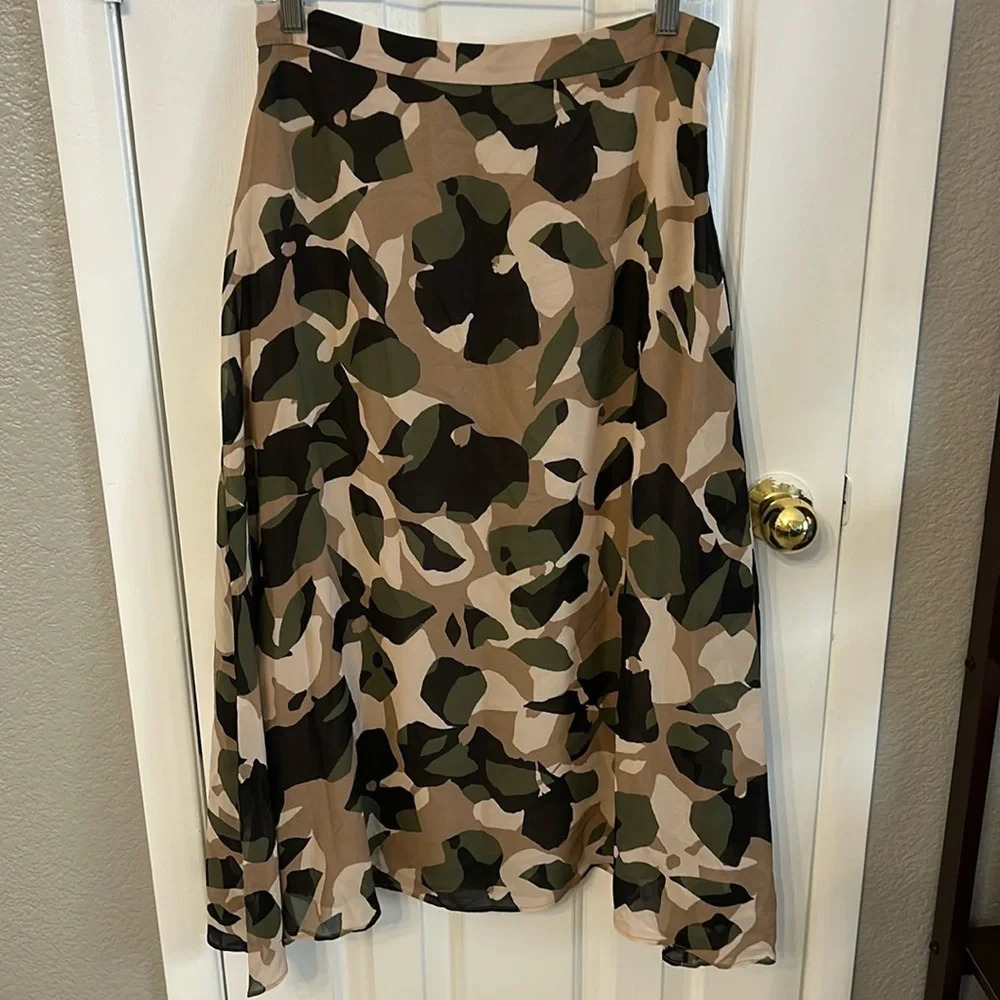 Boss Hugo Boss Women’s (6) Camo Print A-line Shape 100% Silk MIDI Length Skirt.